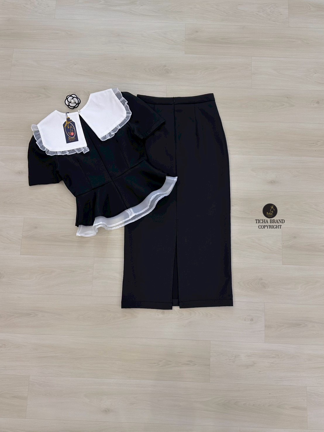 ชุดเซทแฟชั่น ชุด Set4ชิ้น เสื้อแขนสั้นสึดำ ดีเทลแต่งระบายผ้าแก้วสีขาวชายเสื้อ