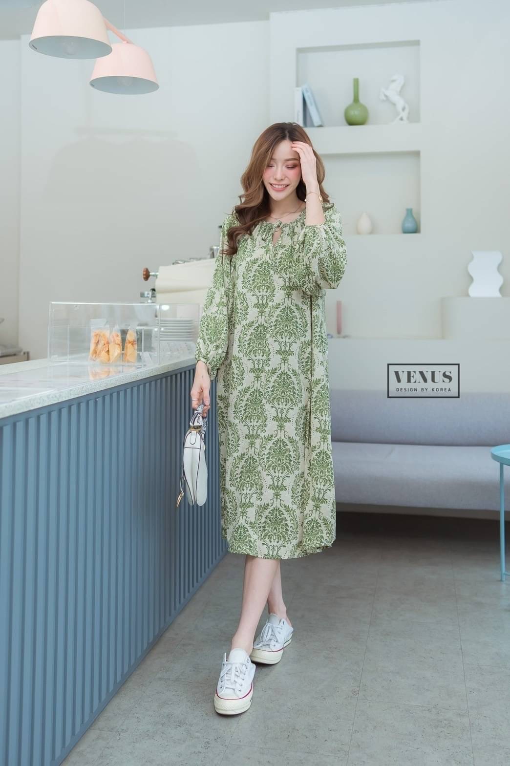I'm Lady By Venus Flora MaxiDress แม๊กซี่เดรสแต่งแขนพอง ทรงปล่อยพิมพ์ลายดอกไม้ งานสวยน่ารักมากๆคะ ใส่สบายสุดๆคะ มาพร้อมกับสายผูกเอวเข้าชุดกันคะ แม๊ทกับรองเท้าผ้าใบก็น่ารักคะ