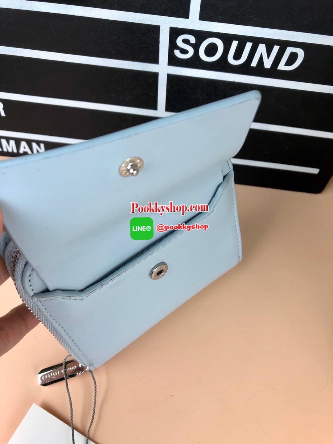 New arrival! Charles & Keith classic wallet กระเป๋าเงินใบสั้น จับถนัดมือมากเลยค่ะ ด้านหน้าปั๊มโลโก้แบรนด์สามารถเปิดกระดุมออกใส่การ์ดที่ใช้บ่อยได้พอดีค่ะ ช่องใหญ่เปิดปิดแบบกระดุม มีช่องการ์ด 8 ช่อง ช่องใส่ธนบัตรตามยาว และยังมีช่องซิปแยก สามารถใส่เหรียญหรือ