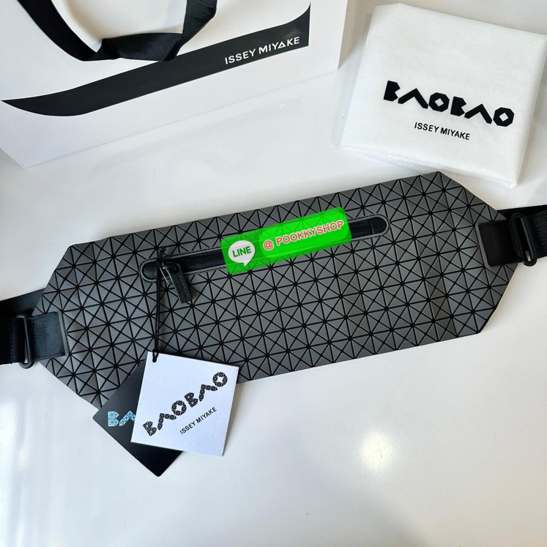 BaoBao Issey Miyake baton belt bag 🔖กระเป๋าคาดเอว/คาดอก เอกลักษณ์โดดเด่นตลอดทั้งใบ สุดเทห์ น้ำหนักเบาพกพาสะดวก 🔖วัสดุ: โพลียูรีเทนผสมหนัง 🔖เปิด-ปิดแบบซิปบน และมีช่องซิปด้านหน้า ภายในมีช่องแยกสัดส่วน 2 ช่อง ซับในผ้าไนลอน 🔖สา