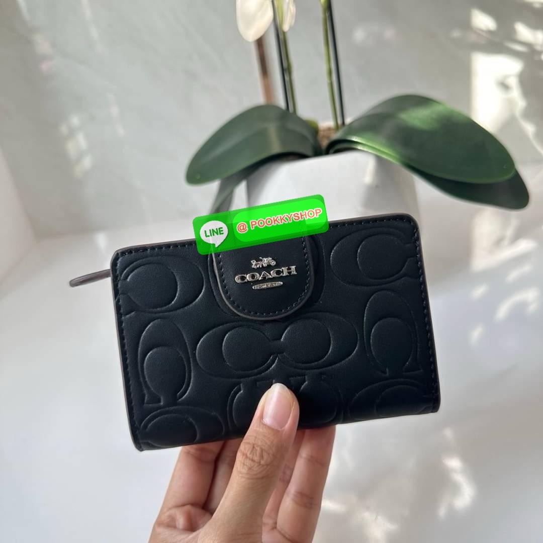Coach Medium Corner Zip Wallet With Signature Leather 🔖กระเป๋าตังใบกลาง คอลเลคชั่นใหม่ หนังนิ่ม ลายC นูน สวยมาก 🔖วัสดุ: หนังแท้ 🔖เปิด - ปิดแบบกระดุม มีช่องใส่แบงค์ ใส่ธนบัตรได้ทุกชนิด ช่องใส่บัตร ใส่เหรียญ