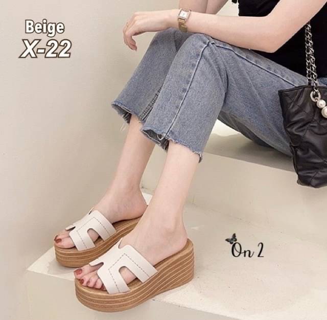 New in รองเท้าส้นตึกหน้าตัวH ทรงน่ารัก งานจริงใส่สวยมากค่ะพื้นนิ่ม มีกันลื่น น้ำหนักเบานิ่มใส่สบาย ทรงนี้งานมีหลายเกรด ของเราวัสดุที่ใช้เป็นวัสดุเกรดคุณภาพทั้งหมด ของมาน้อยรีบจองด่วนๆค่ะ