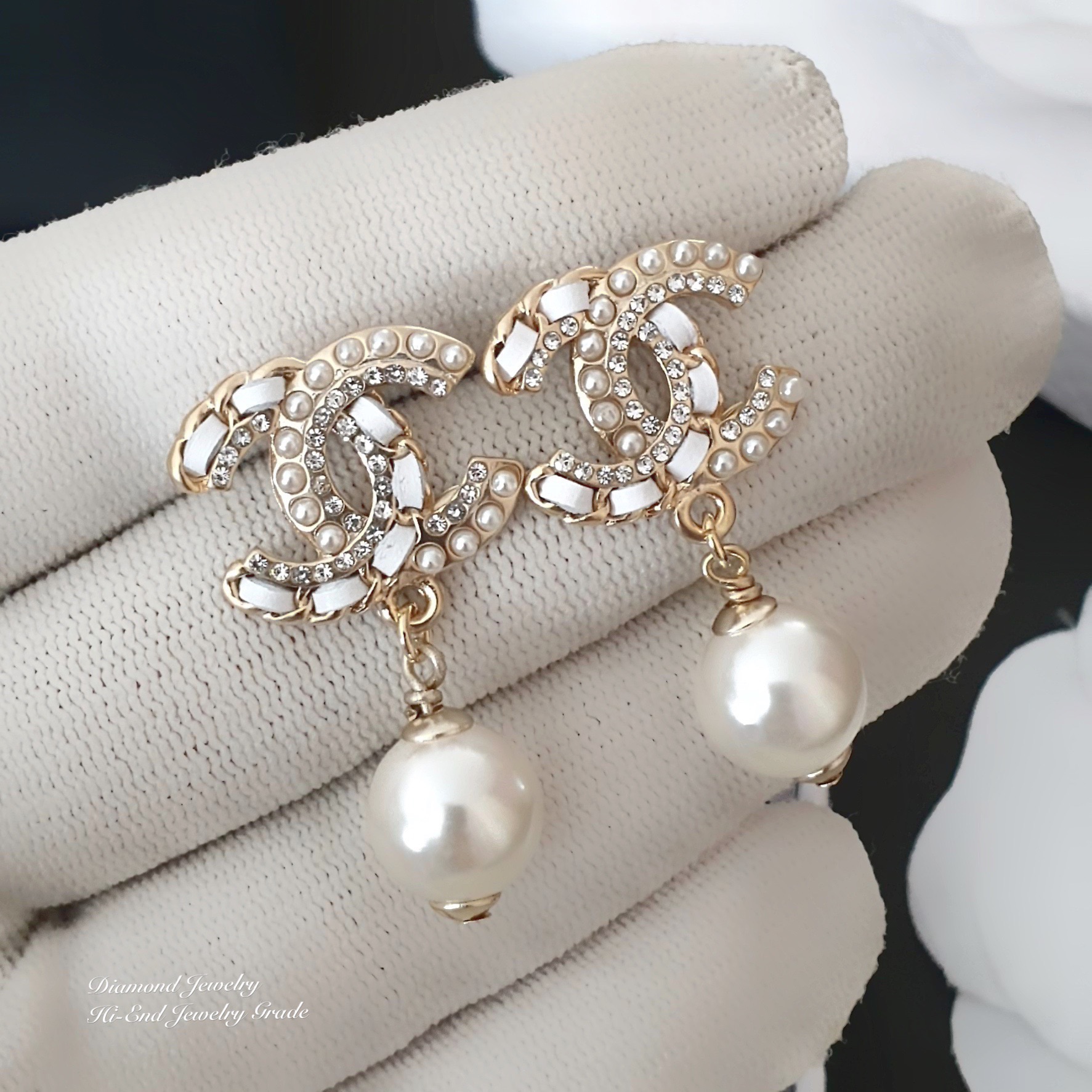 Super Hi-End Quality !!!! ((งาน 1:1 เหมือนในช็อปมากที่สุดในท้องตลาด)) Chanel Earring ต่างหูชาแนลงาน 1:1 เหมือนของแท้เป๊ะๆค่ะ รับรองงานสวยมากกกกก ดูหรู ดูผู้ดีสุดๆ งานดี คุณภาพดีมากๆมากๆคะรับประกันความพอใจเลยค่ะ ตัวเรือนสีทองอ่อน สวยมาก คอนเฟิม !!!!!