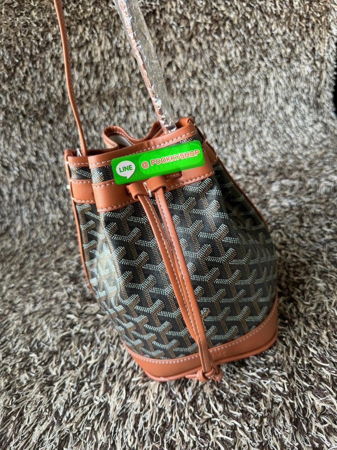 GOYARD PETIT FLOT BUCKET BAG กระเป๋าทรงถังรุ่น Petit Flot เป็น re-issue ของรุ่นดั้งเดิม ด้วยรูปทรงที่ถูกออกแบบมาอย่างสวยงาม ลงตัว เข้ากับทุกการแต่งตัว รวมถึงทันกระแสแฟชั่นทุกยุคทุกสมัย ภายในกว้างจึงสามารถบรรจุสิ่งของได้เยอะจุใจและเก็บของต่าง ๆ ได้อย่างปลอ