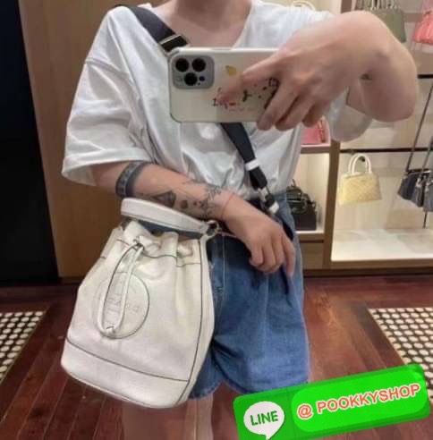 New arrival! 🌈น้องใหม่ล่าสุด สวยหรู ดูดีมากๆค่ะ! COACH DEMPSEY DRAWSTRING BUCKET BAG ((C4100//C4102)) พร้อมส่งที่ไทยค่ะ! กระเป๋าทรงขนมจีบ หนังแท้นิ่มสวยมากๆค่ะ จุดเด่นด้านหน้าปั้มโลโก้แบรนด์ ปากกระเป๋าแบบหูรูดใช้งานง่าย ภายในสามารถใส่ของจำเป็นในชี