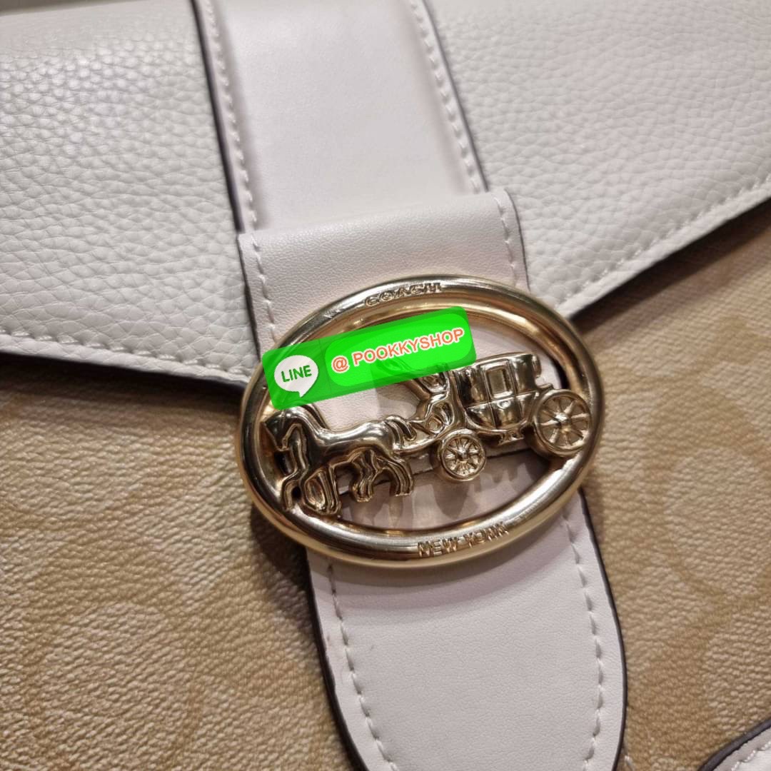 COACH C3593 GEORGIE SADDLE BAG IN COLORBLOCK SIGNATURE CANVAS WITH RIVETS ยกระดับความหรูให้กับตัวเองกันหน่อย ด้วยกระเป๋ารุ่นนี้!! ครอสบอดี้ที่ดีไซน์หรู อัพเลเวล ในราคาที่จับต้องได้ วัสดุหนังแคนวาสเคลือบสลับหนังเรียบ พิเศษไปอีกตกแต่งขอบด้วยหมุด เพิ่มดีเทลก