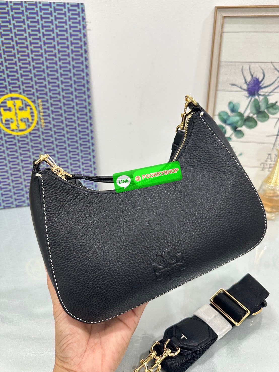 🖤 Tory Burch Thea Convertible Crossbody Bag หนังแท้นุ่ม ดีไซน์เรียบหรู พร้อมสายสะพาย 2 แบบ สวยครบทุกลุค ✨ ใบเดียวใช้ได้ทุกวัน ถือก็สวย สะพายก็คล่อง จบในใบเดียว 💼