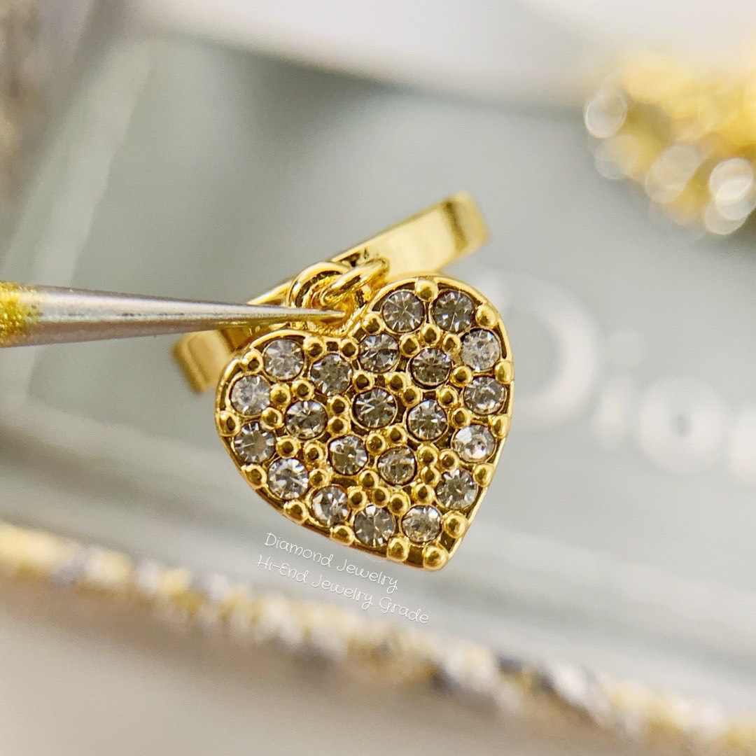 Super Hi-End Quality !!!! ((งาน 1:1 เหมือนในช็อปมากที่สุดในท้องตลาด)) Christian Dior Earring ต่างหูดิอองาน 1:1 เหมือนของแท้เป๊ะๆค่ะ รับรองงานสวยมากกกกก ดูหรู ดูผู้ดีสุดๆ งานดี เพชรคุณภาพดีมากๆมากๆคะรับประกันความพอใจเลยค่ะ ตัวเรือนสีทองเงา งาน laser stamp