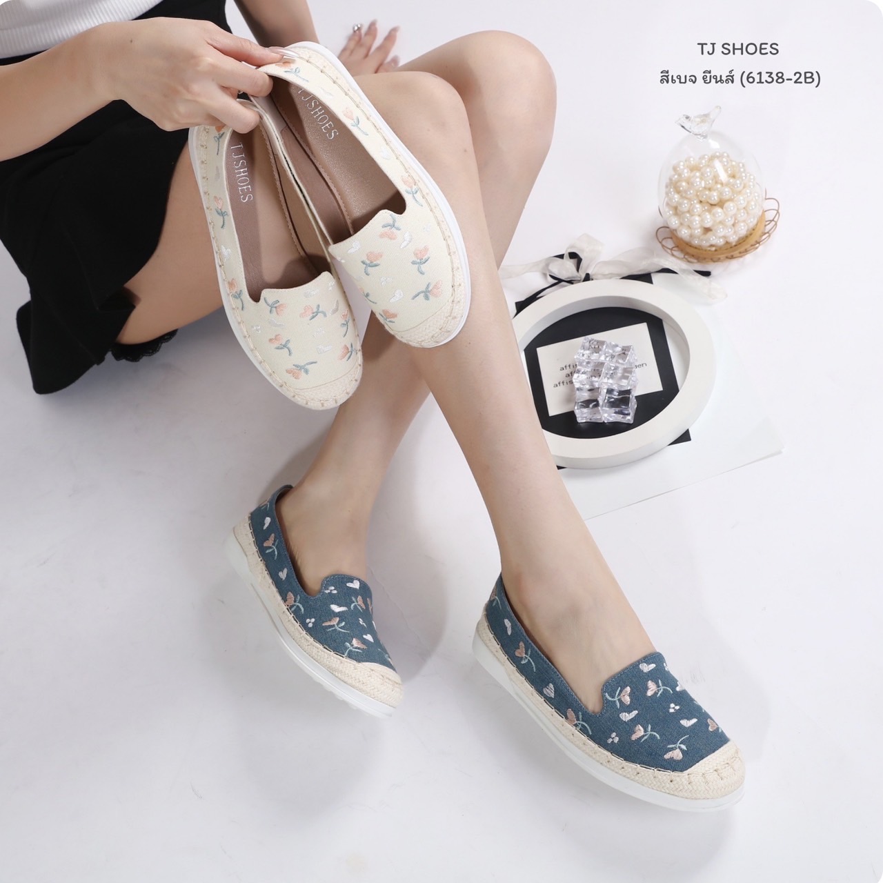 พร้อมส่งแบบใหม่มาแรง รุ่นนี้เป็นงานสั่งทำพิเศษ คุณภาพดีมากๆ - ผ้ารุ่นนี้นิ่ม นิ่มมากนิ่มสุดๆ - พื้นบุนวมนิ่มใส่นุ่มสบายมาก น้ำหนักเบา - ใส่นุ่มเดินทั้งวันได้สบายมากๆ - สวยใส่ง่าย แมทได้กับทุกชุด ใส่ได้ตลอดไม่ตกเทรนด์ - ส้นเกรดพรีเมี่ยมกันลื่นอย่างดี