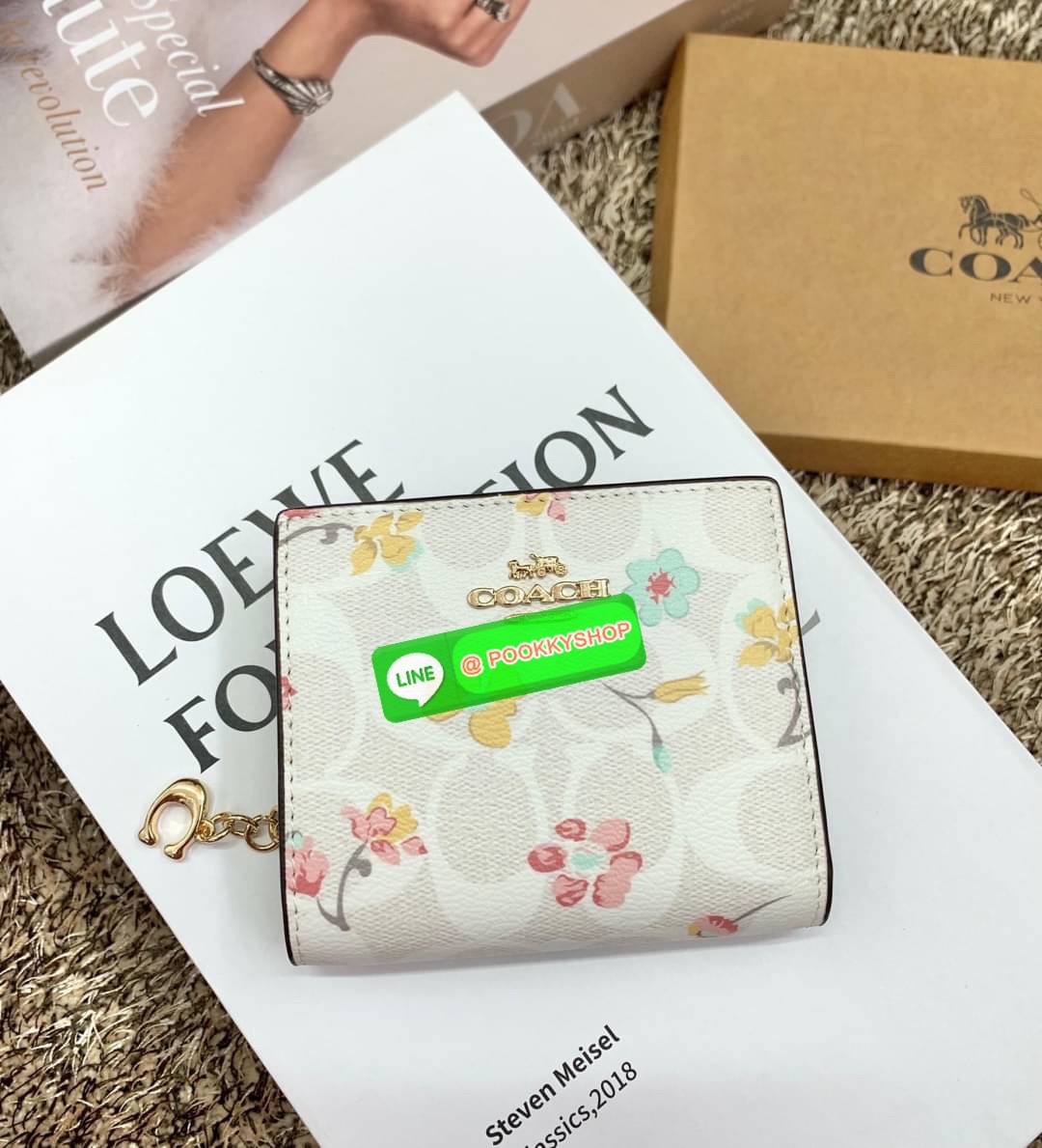 COACH SNAP WALLET ((8704//6941)) 🌍พร้อมส่ง ห้ามพลาด ก่อนหมดค่ะ! ✔️กระเป๋าเงินใบสั้น หนังแท้ แต่ละสีปริ้นลายได้สวยงาม แตกต่างกันไปค่ะ ✔️เปิด-ปิดกระเป๋าแบบกระดุม ภายในมีช่องใส่ธนบัตรตามยาว และช่องเสียบบัตร5ช่อง//มีช่องซิปแยกฝั่งห้อยด้ว