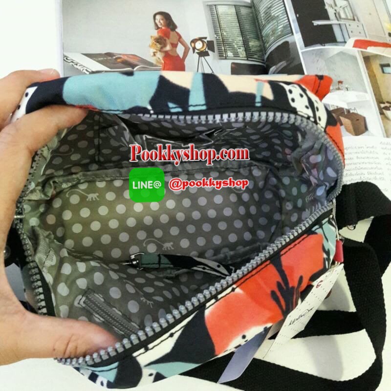 พร้อมส่ง KIPLING mini handbag k15313 กระเป๋าสะพายสุดน่ารัก ด้วยทรงกระเป๋าที่แสนจะน่ารัก มีความโค้งมน ขนาดกำลังดี ใช้งานง่ายๆในทุกวันของคุณ มีช่องด้านหน้าเปิดปิดง่ายด้วยตีนตุ้กแก และช่องอเนกประสงค์ปิดมิดด้วยซิป พร้อมพวงกุญแจน้องลิงอันเป็นเอกลักษณ์ของแบรนด์