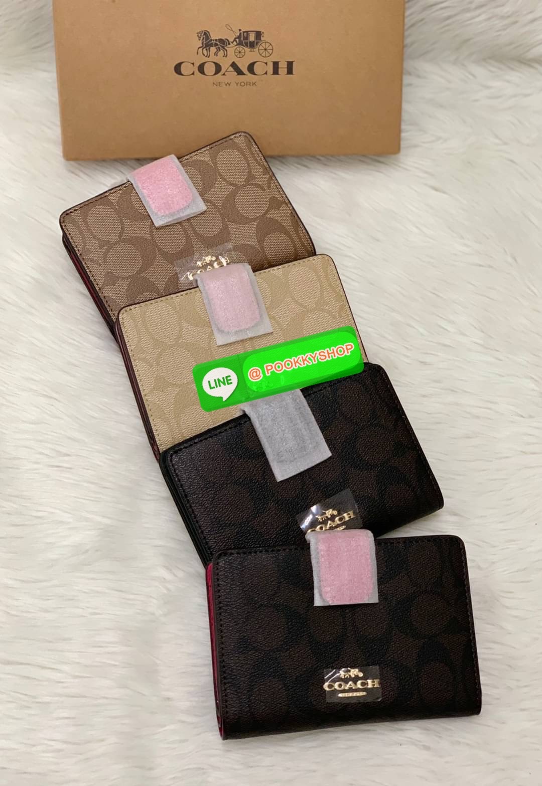 COACH MEDIUM CORNER ZIP WALLET IN SIGNATURE CANVAS ((53562)) 💋กลับมาอีกครั้งค่ะ! กระเป๋าเงินใบกลางหนัง pvc canvas สวยงามค่ะ เปิดปิดช่องหลักด้วยกระดุมภายในมีช่องเสียบบัตรได้ถึง10ช่อง ช่องใส่ธนบัตรหนึ่งช่อง; และช่องซิปสำหรับใส่เหรียญอีกสองช่อง แยกสั