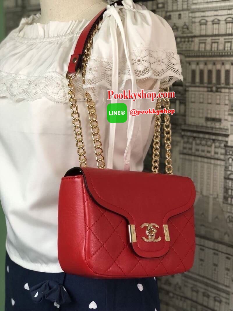 Chanel อเนกประสงค์ รุ่น Limited edition วัสดุหนังแกะเรียบขนาดเล็กกะทัดรัดน้ำหนักเบามีช่องใส่ของจุกจิกเปิดปิดด้วยฝาปิดกระดุม และซิป มีช่องใส่บัตร ช่องซิป ใส่กระเป๋าสตางค์ใบกลางได้ค่ะตัวจริงสวยมากๆถูกใจรีบจองนะคะใส่มือถือได้ทุกรุ่นสายสะพายยาวคู่สะพายได้สองแ