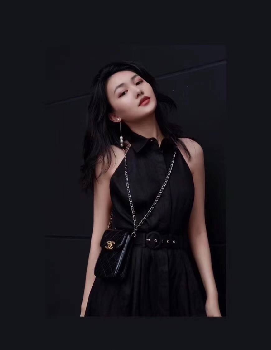 Chanel Shoulder Bag VIP Gift With Purchase (GWP) พรีเมี่ยมกิ๊ฟรุ่น Limited วัสดุหนัง pu เปิดปิดด้วยฝาปิดตัวล๊อคอะไหล่ทองและซิป หัวซิปแบรนด์ สามารถใส่ มือถือ iphone+ ของใช้จุกจิกได้เยอะ และมีกระเป๋าใส่เหรียญถอดได้ สายโซ่ร้อยหนังอะไหล่ทอง+เงิน Crossbody มาพ