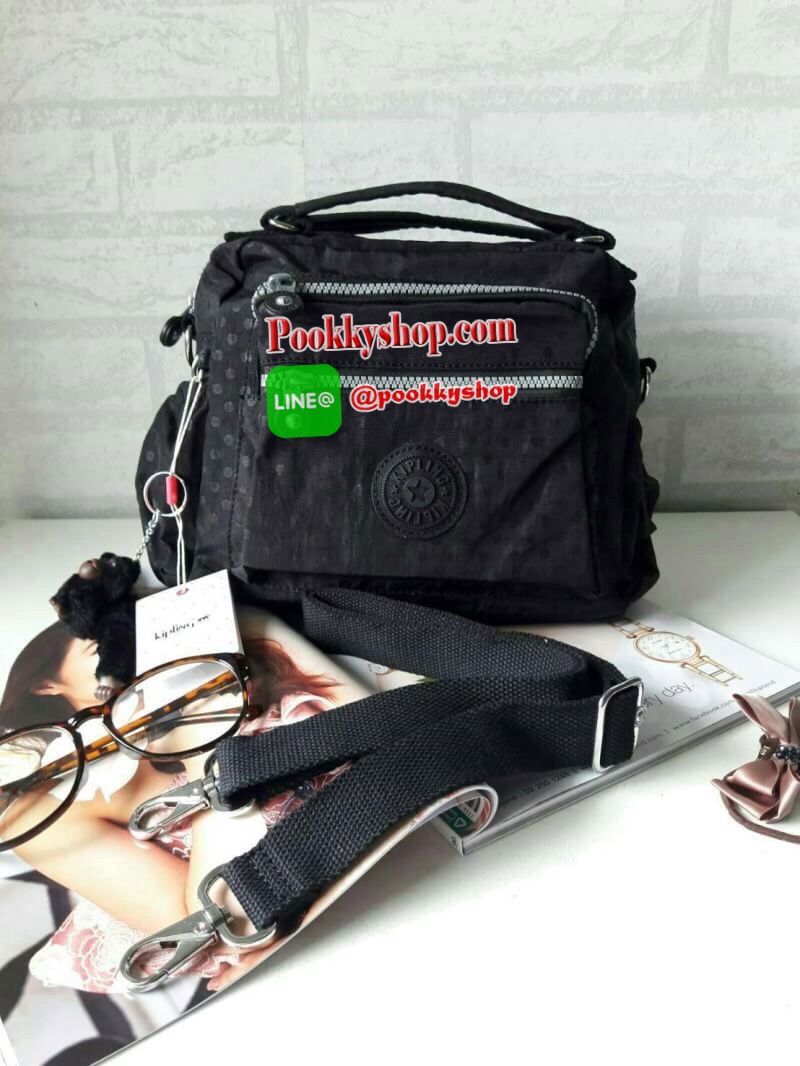 พร้อมส่ง Kipling Shoulder Bag k15828 รุ่นMulti funtion ที่สาวๆรอคอย!!! เพราะใบนี้สามารถปรับการใช้งานได้หลายเเบบทั้งสะพายข้างได้ แบบครอสบอดี้ได้ หรือรวบสายเก็บปรับเป็นถือก็ยังได้ ผลิตจากวัสดุผ้าไนล่อนเมทาลิคอย่างดี กันน้ำระดับนึงเลยค่ะ ️ด้านหน้ามีช่องซิปถึ