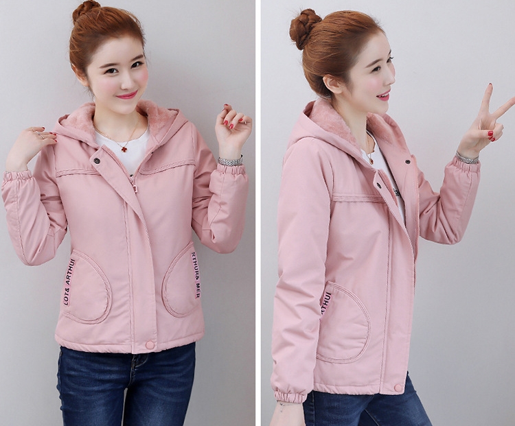 เสื้อกันหนาวแฟชั่นนำเข้า : เสื้อกันหนาวแฟชั่น พร้อมส่ง สีชมพู แขนยาว แต่งจั๊มปลายแขน ซับในบุด้วยผ้าขนสัตว์นุ่มๆ มีฮูทสุดเก๋ แบบซิบรูด กระเป๋า 2 ข้างใช้งานได้ งานสวยเหมือนแบบแน่นอนค่ะ หน้าหนาวปีนี้พลาดไม่ได้น้า