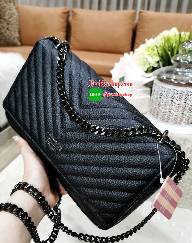 ReStock BEST SELLER! VICTORIA'S SECRET Quilted Chain Crossbody Sling Bag กระเป๋าสะพายรุ่นใหม่ล่าสุดจาก Victoria's Secret วัสดุหนังแกะสังเคราะห์ชึ้นลายริ้วหนังสวยอยู่ทรงไม่ย้วยดีไซน์สุดหรูคุณหนูไฮโซ เปิดปิดด้วยฝาปิดกระดุมแม่เหล็ก ภายในมีโลโก้และช