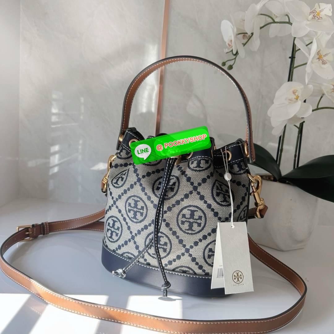 TORY BURCH T MONOGRAM JACQUARD BUCKET BAG กระเป๋าสะพาย ทรงบัคเกต รุ่นฮอต สไตล์ไหนเข้าได้ ทุกลุค วัสดุ jacquard ตัดขอบหนังแท้ ภายในเป็นช่องโล่งกว้าง ใส่ของได้เยอะหยิบจับสะดวก มาพร้อมสายสะพายข้างหนังแท้ ถอดและปรับระดับได้สะพายชิวได้ทุกโอกาส