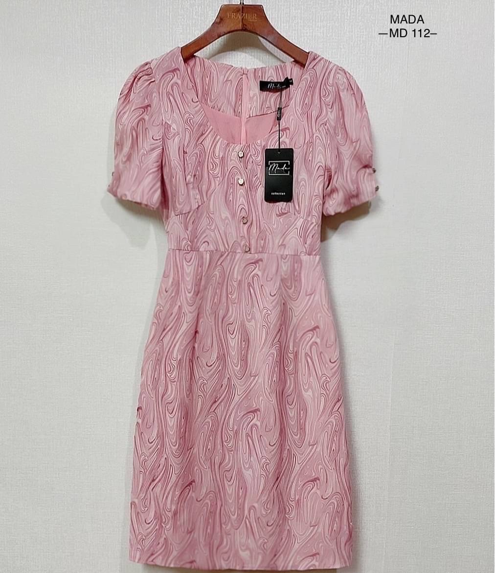 Dress ผ้าลายแขนตุ๊กตาพองปลายแขนเป็นยางด้วยค่ะรุ่นนี้ แต่งกระดุมช่วงอก ทรงเข้ารูปต่อเอวใส่ออกมาคือพอดีตัว ผ้าสวยเนื้อนิ่มลื่น ใส่สบาย งานซับในเย็บเก็บชาย ซิปหลังซ่อน