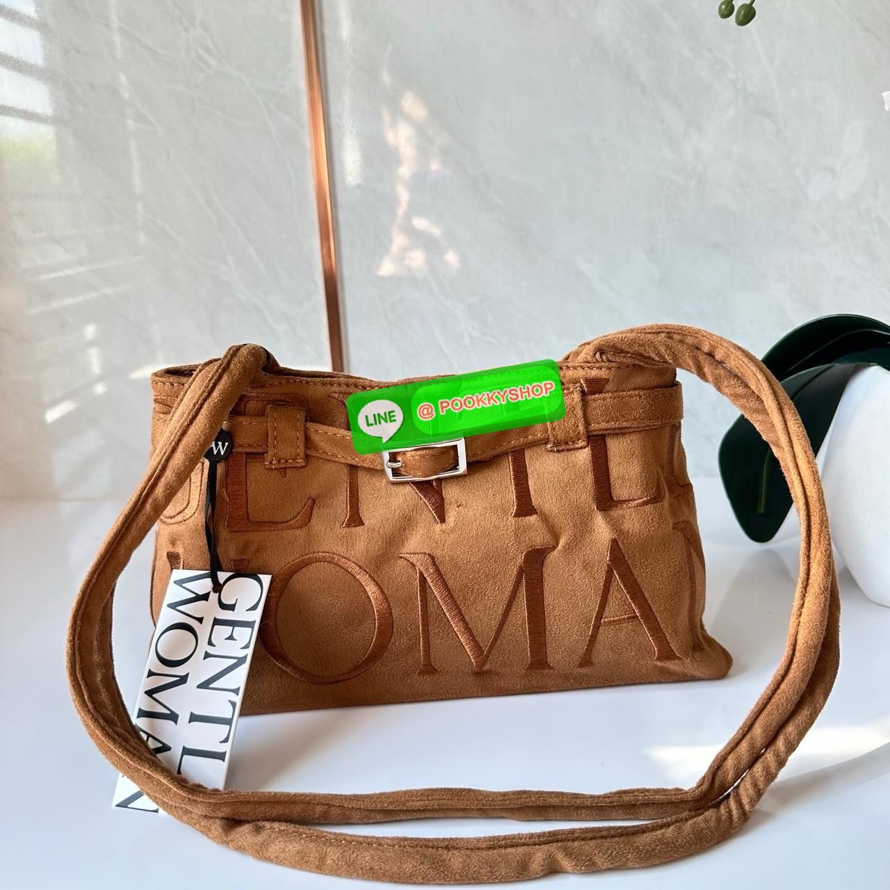 GENTLEWOMAN SUEDE BALLERINA BAG 🔖กระเป๋า Ballerina Bag ในวัสดุหนังกลับ (suede edition) พร้อมโลโก้ปักสีเดียวและรายละเอียดหัวเข็มขัด ทำให้ดูเก๋มีสไตล์โดดเด่น 🔖วัสดุ: หนังกลับ 🔖เปิด-ปิดแบบสแน๊บแม่เหล็ก ภายช่องโล่งกว้างจุของได้เยอะ