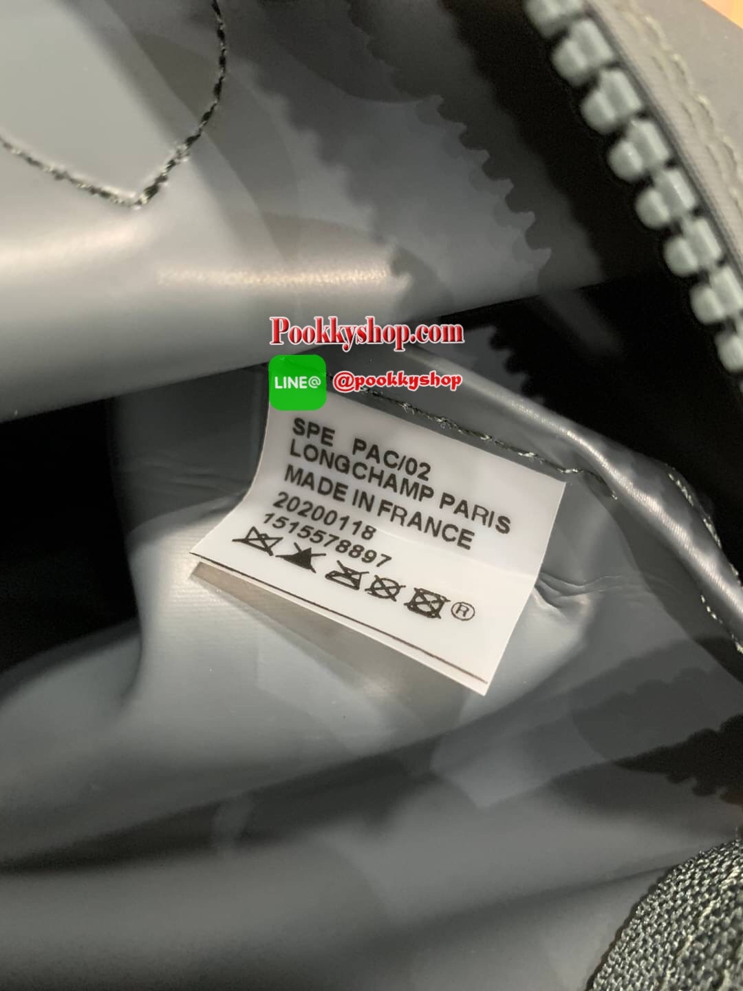 Longchamp Le Pliage Neo Size M มาพบกับกระเป๋ารุ่นยอดนิยม ที่สาวๆ ต้องมีไว้เก็บไว้สักใบ กระเป๋าโท้ทใบนี้ มาพร้อมกับสีที่มีสไตล์เรียบง่าย มีสายสะพายยาวช่วยให้คุณสามารถสะพายไหล่ได้อย่างสบาย ในขณะที่ที่ปิดแบบซิปช่วยให้คุณมั่นใจได้ว่าของด้านในมีความปลอดภัย Le