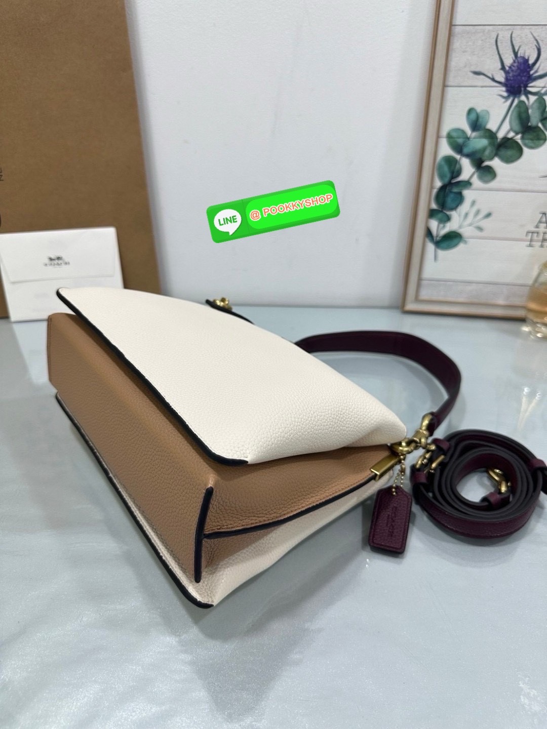 Coach C0698 เรียบแต่เฉียบทุกองศา ความคลาสสิกที่แฝงไว้ด้วยกลิ่นอายความเท่ ดีไซน์ทรงเหลี่ยมจับถนัดมือ ใส่ของจำเป็นได้ครบ เหมาะกับวันทำงาน หรือวันเดินเล่นสบาย ๆ ถือลุคคุณหนู หรือสะพายแบบสาวชิคก็ลงตัว