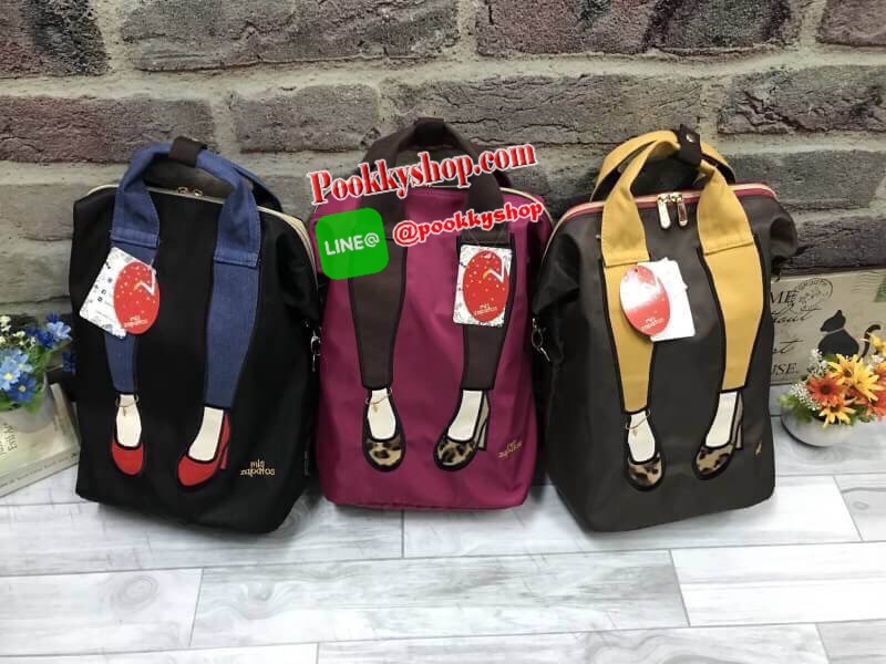 Mis Zapatos Nylon Backpack แบรนด์มาแรงของประเทศญี่ปุ่นที่ขายดีติดอันดับในหมู่วัยรุ่น รุ่นนี้วัสดุเป็น Nylon hi-quality เนื้อนุ่มและหนา ภาพบนตัวกระเป๋าเป็นงานปัก ตัวกระเป๋ากว้างและลึก ด้านหลังและภายในมีช่องแยกเป็นสัดส่วน พร้อมสายสะพายข้าง 1เส้น สามารถเป็นไ
