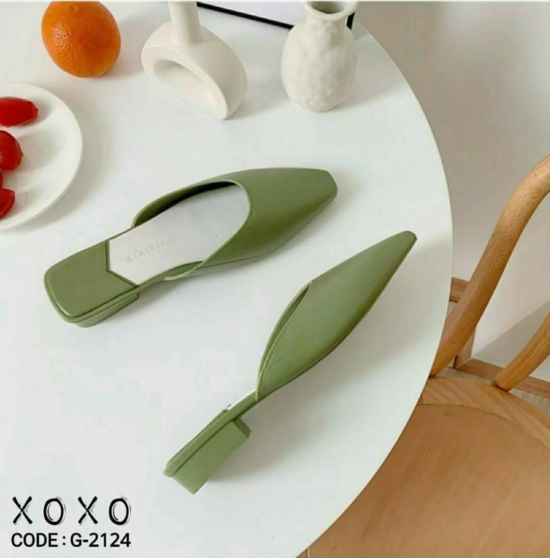 สินค้าพร้อมส่ง งานอย่างดี พร้อมกล่อง แตะสวม ใส่สบาย น้ำหนักเบา โดนน้ำได้ ด้านหน้าเชฟไล่วี ใส่แล้วเก็บทรงเท้า ดูขาเรียวยาว สีพสาเทล แมทส์ชุดง่าย มีส้นเล็กน้อยกำลังใส่สบาย วัสดุ PVC