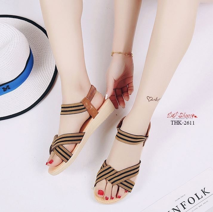 สินค้าพร้อมส่ง SUMMER นี้ห้ามพลาด!!! รองเท้าเเตะรัดส้นไขว้หน้า วัสดุหนัง PU สายคาดทูโทน พื้นยางกันลื่นค่ะ กระชับเท้าไม่หลุดง่าย กันน้ำ ใส่ง่าย เดินสบายค่ะ