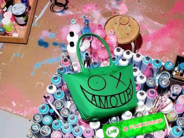 ð Longchamp x AndrÃĐ Le Pliage Large Shoulder Bag āļāļāļĨāđāļĨāļāļāļąāđāļāļŠāļļāļāļāļīāđāļĻāļĐāļāļēāļāļĨāļāļāļāļāļāļāđ âLongchamp & AndrÃĐâ āļāļĩāđāļĄāļĩāļĻāļīāļĨāļāļīāļāļāļĢāļēāļāļīāļāļĩāđāļāļ·āđāļāļāļąāļ āļāļąāļāđāļāļĢ āļāļēāđāļĢāļ§āļē (Mr. AndrÃĐ Saraiva) āđāļāđāļēāļāļāļāļāļēāđāļĢāļāđāļāļāļĢāđāļāļēāļĢāđāļāļđāļāļŠāļļāļāļĢāđāļēāđāļĢāļīāļāļāļĒāđāļēāļ âāļĄāļīāļŠāđāļāļāļĢāđāđāļ (Mr. A)â āļĄāļēāļĢāđāļ§āļĄāļāļāļāđāļāļāļāļĢāļ°āđāļāđāļēāļāļāļĨāđāļĨāļāļ