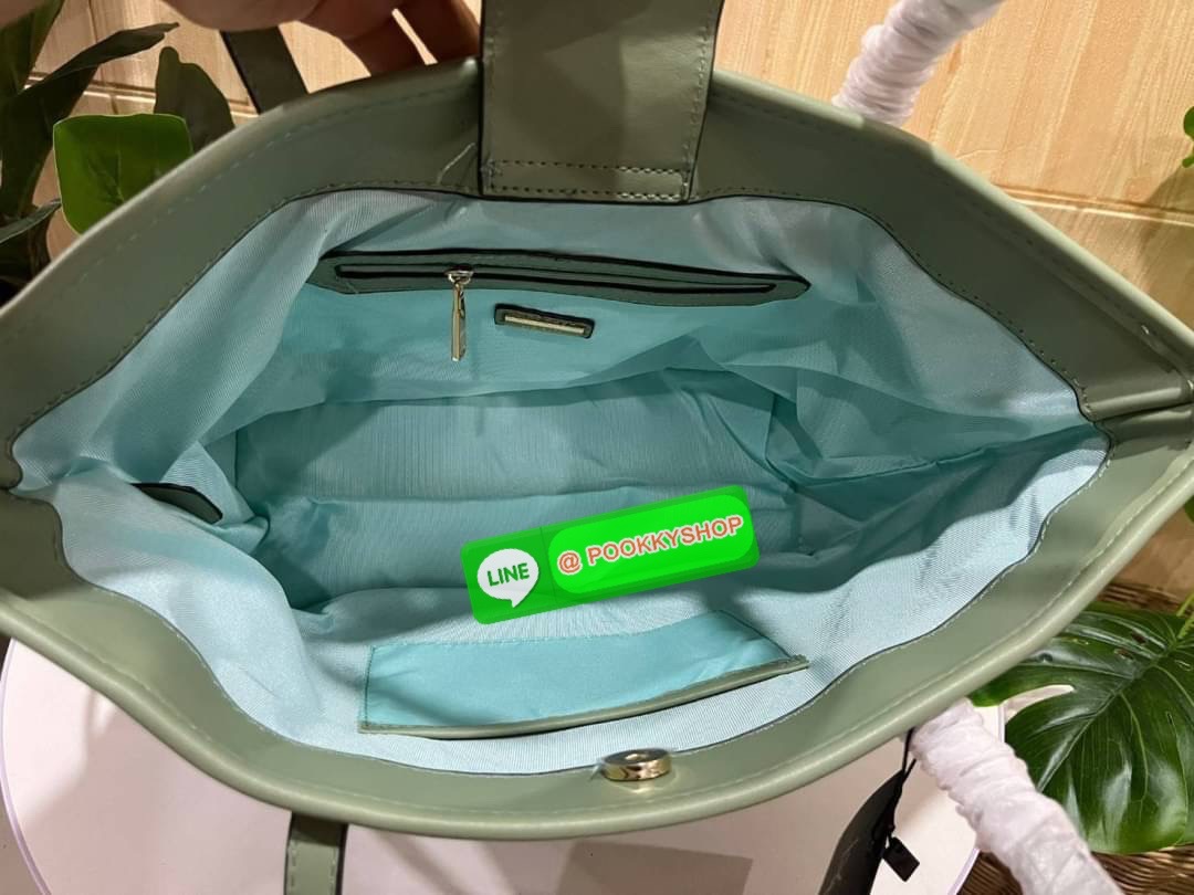 Lyn สะพายข้าง ทรงช็อปปิ้ง ใบใหญ่ใส่ของได้เยอะ มาพร้อมใบลูก 1 ใบนะคะ โทนสีพาสเทล น่ารักน่าใช้มากค่า