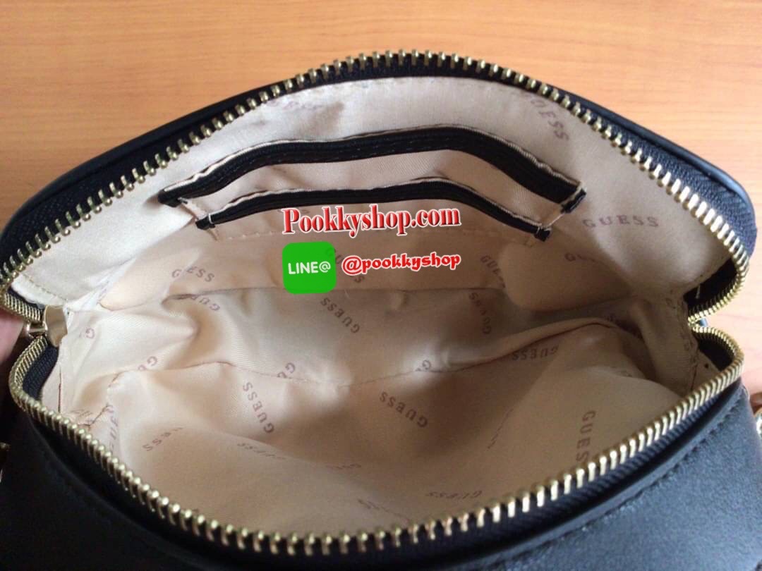 GUESS NOELLE CROSSBODY CAMERA BAG กระเป๋าสะพาย Crossbody รุ่นยอดนิยมหนังเรียบ และ หนังลาย Signature แบรนด์รอบใบ สวยอยู่ทรง ขนาดกำลังดี ด้านหน้ามีโลโก้แบรนด์ เปิดปิดด้วยซิปสะดวกใช้ แบ่งเป็น 2 ช่องซิป ภายในมีโลโก้ซับในลายแบรนด์ ภายในแยกเป็นสัดส่วนใช้งาน ใส่