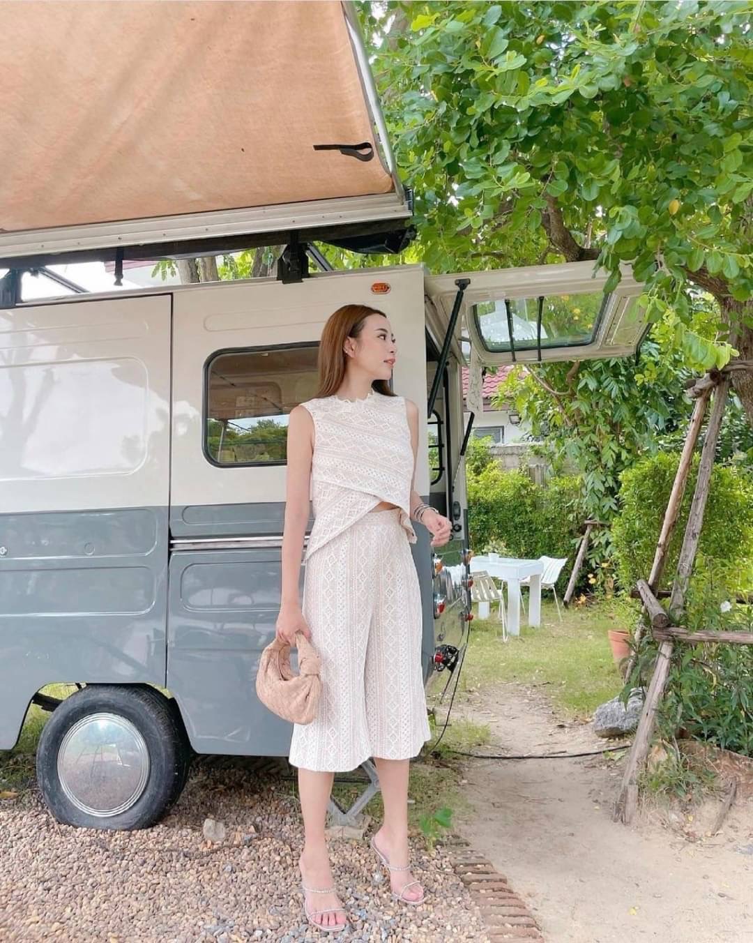 Set เสื้อแขนกุดปลายวียาว กางเกงขา 6 ส่วน ผ้าลูกไม้สีขาว เคลือบผ้าซับในสีครีม งานจริงสวยมากกกก บอกได้เลยว่าลุคนี้ดูรวยค่า