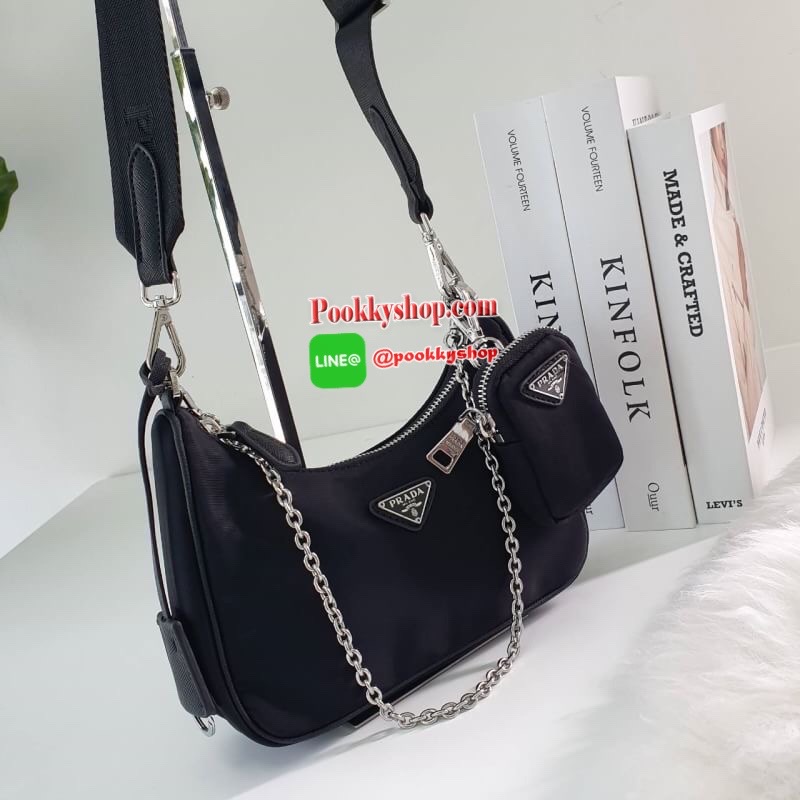 พร้อมส่งรุ่นใหม่ กำลังมาแรงมากค่ะ กับแบรนด์ PRADA ใบเดียวคุ้มมากค่ะ อุปกรณ์ ครบชุด ซื้อ1ได้ถึง3ไอเท็ม ทั้งสายยาว และกระเป๋าใส่เหรียญ และป้ายแท็คหนัง อย่างดี อะไหล่ปั้มแบรนด์แท้ทุกจุด วัสดุทำจากผ้า Nylon อย่างดี กันน้ำได้ อยู่ทรงสวย สามารถใส่กระเป๋าตังค์ใบ