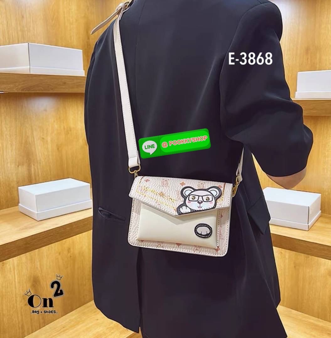 กระเป๋าสะพายข้างทรงแมสเซนเจอร์ เปิดหน้าอะไหล่ทอง สไตล์แบรนด์ มาพร้อมสายสะพายยาวปรับระดับได้ค่ะ ค่ะ