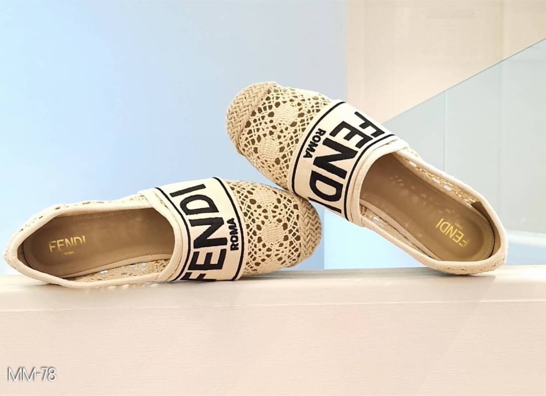 งานเข้าใหม่ เพิ่งมาค่ะ พร้อมส่ง คลอใหม่ สลิปออนงานลูกไม้คาด Fendi Roma น่ารักมากๆ รุ่นนี้ พื้นปั้มแบรนด์