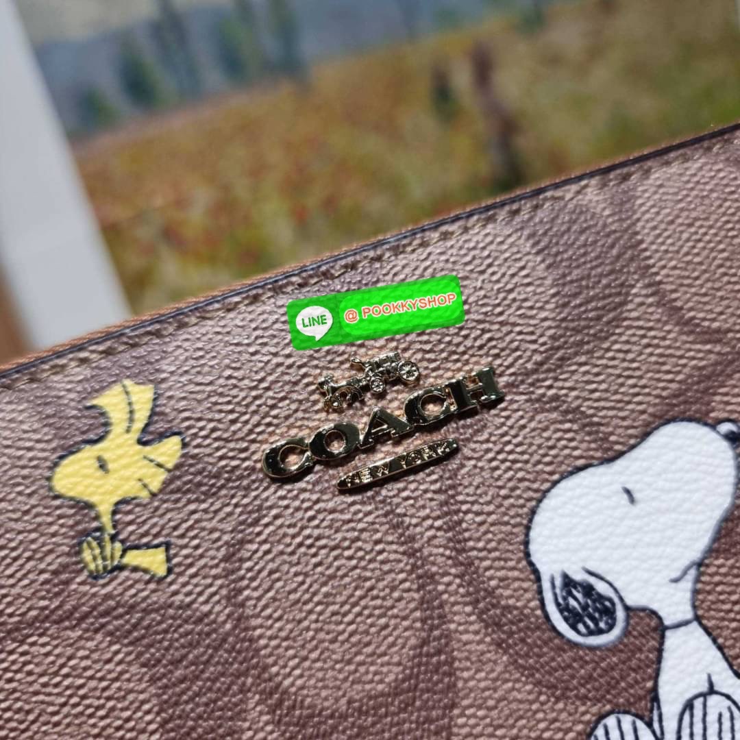 COACH CE705 COACH × PEANUTS LONG ZIP AROUND WALLET IN SIGNATURE CANVAS WITH SNOOPY WOODSTOCK PRINT ใหม่ล่าสุด กับกระเป๋าสตางค์ใบยาวกึ่งคล้องมือ สวยดูแพง ดีไซน์เหล่าการ์ตูนยอดฮิต คลาสสิคไม่มีเอาท์ วัสดุหนังแคนวาสเคลือบผิว ดูแลรักษาง่าย มาพร้อมสายคล้องมือ ถ