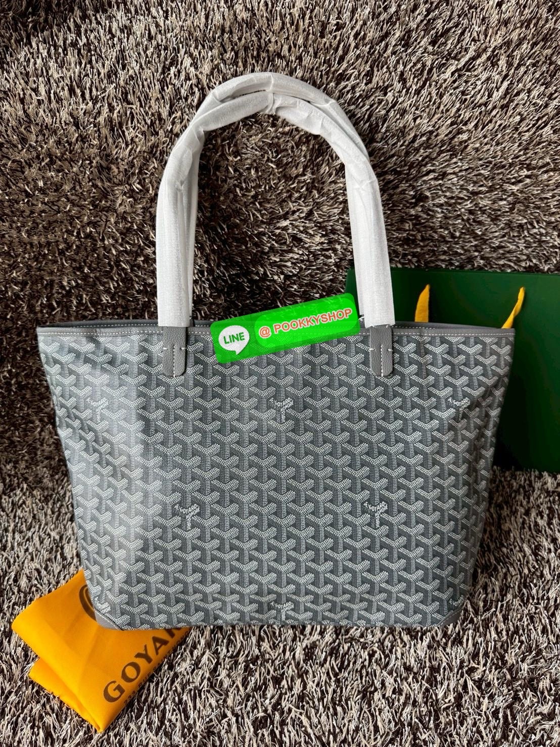 Goyard Artois MM Bag กระเป๋า Artois MM เป็นกระเป๋าที่มีซิปด้านบนเพิ่มคงามปลอดภัย ภายในพื้นที่กว้างเพื่อจัดระเบียบข้าวของของคุณ มันโดดเด่นด้วยฐานด้านล่างทั้งสองมุมเย็บต่อด้วยหนังใช้งานในแบบทางการหรือกึ่งทางการก็ได้