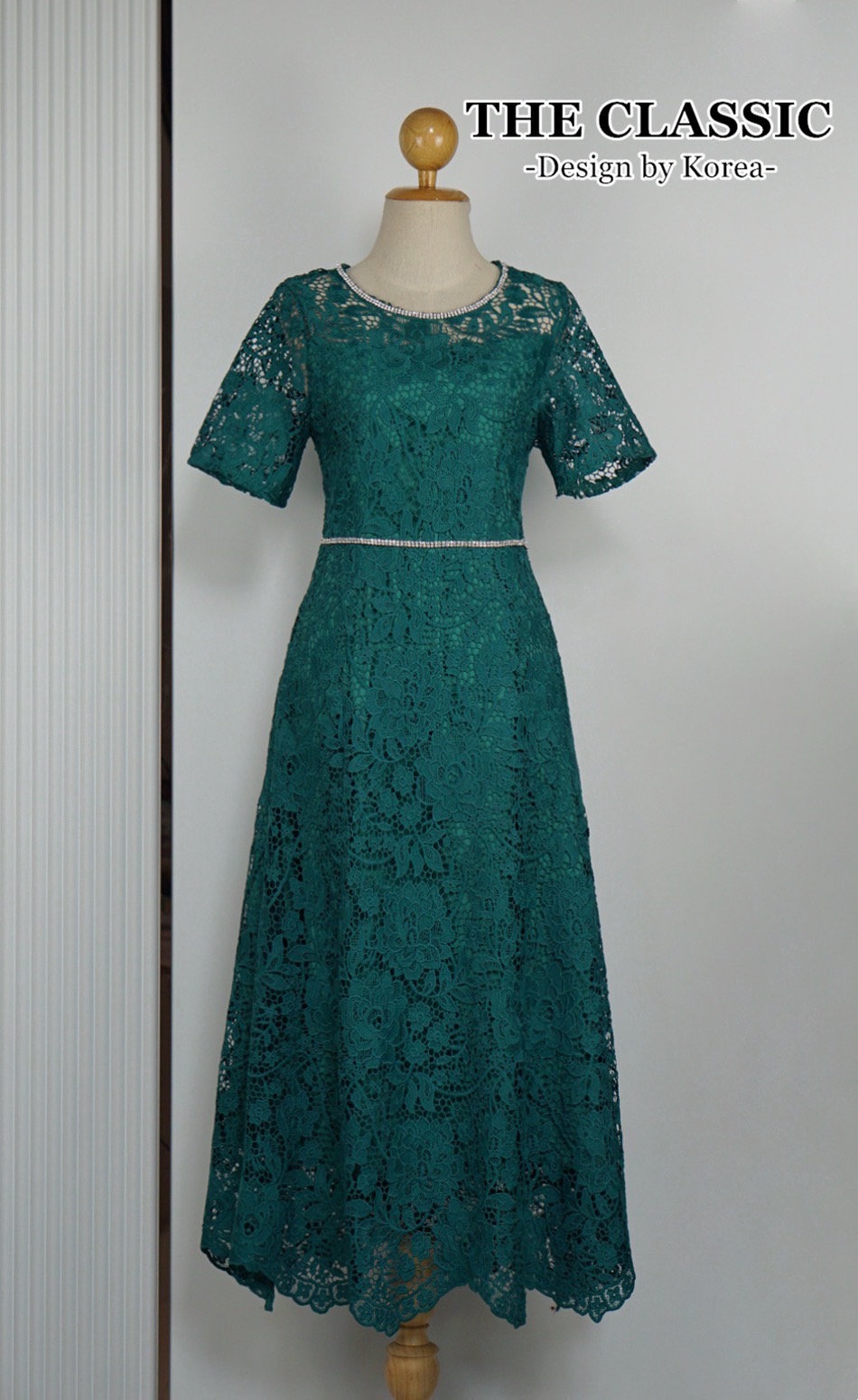 เดรสแฟชั่น เดรสลูกไม้คอเพชรใช้ผ้าลูกไม้เนื้อหนาอย่างดี ขึ้นลวดลายดอกไม้หลากหลายทั้งตัว