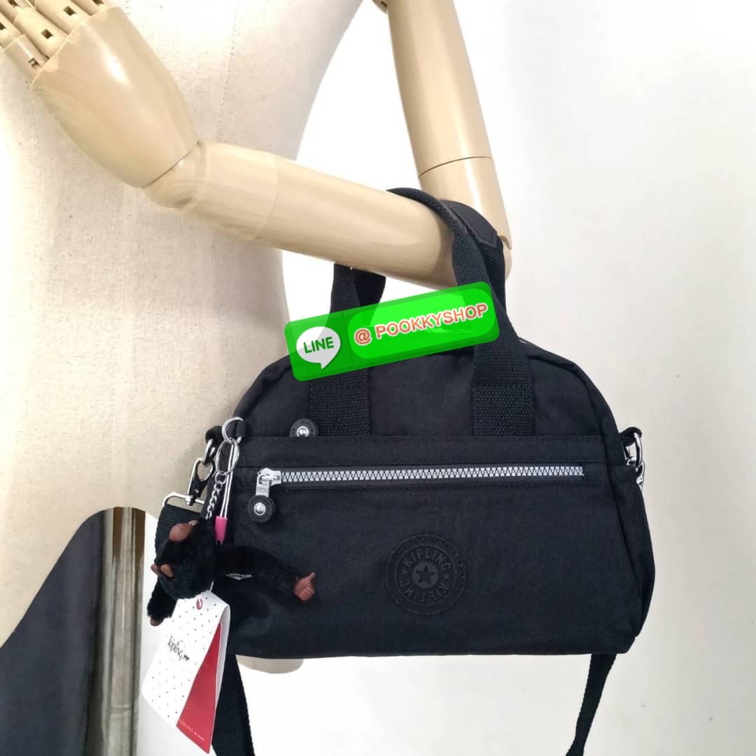 Kipling K1006 Handbag กระเป๋าถือหรือสะพาย วัสดุ Polyester 100% รุ่นใหม่ มีให้เลือกทั้งแบบเรียบ และ ลายน่ารัก มีช่องแยกด้านหน้า 2 ช่อง ช่องหลักโล่งกว้าง พร้อมช่อง pocket แยก 2 ช่อง ใช้งานได้ครบครัน สามารถสตางค์ใบยาวได้ ขนาดกำลังดี จะใช้ทำงาน ไปเรียน หรือ ถ