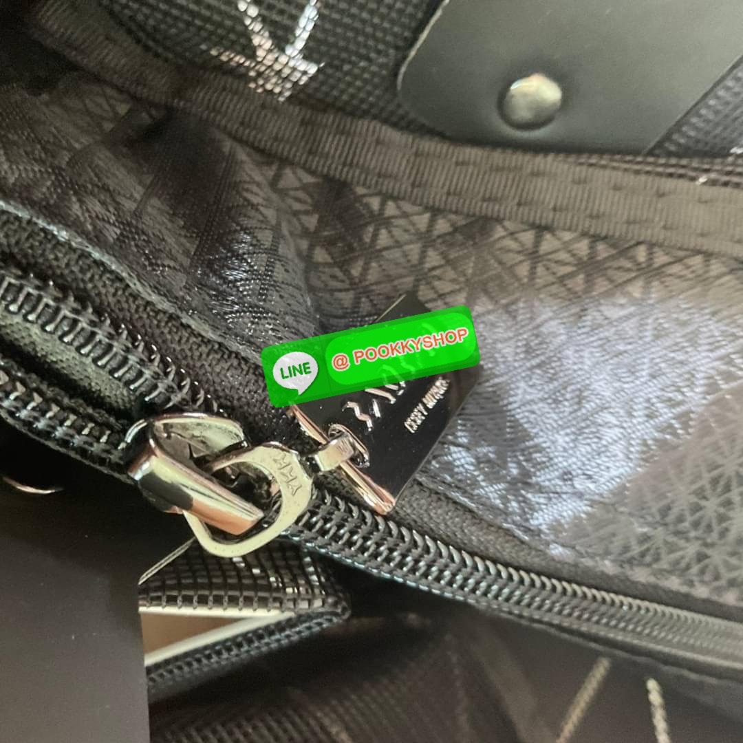 BAO BAO ISSEY MIYAKE ICHIMATSU TOTE BAG กระเป๋าโท้ทลาย ICHIMATSU (ลายตาหมากรุก) และลายธงตาหมากรุก ความแตกต่างระหว่างแสงและความมืดเชื่อมโยงกับการเคลื่อนไหวของชิ้นงาน ทำให้เกิดผลกระทบเมื่อรูปทรงของกระเป๋าเปลี่ยนไป การผสมผสานที่ลงตัวของชิ้นใหญ่และชิ้นเล็กช่ว