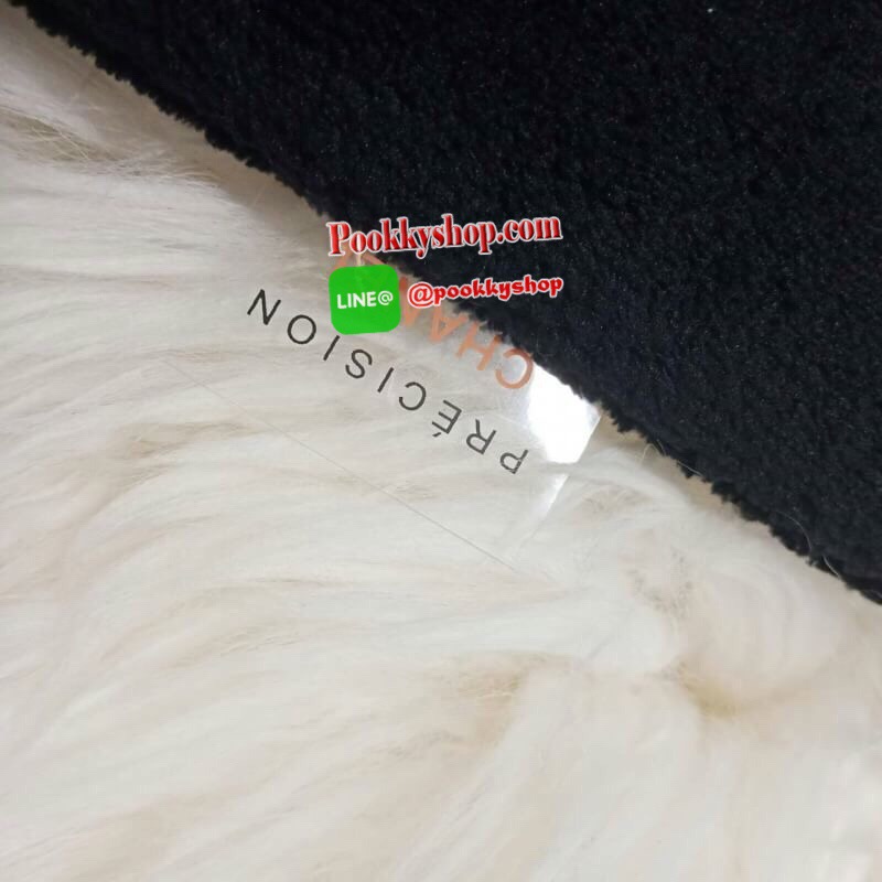 NEW ARRIVAL!! SETคู่ที่คุณต้องถูกใจ CHANEL SHOPPING RIBBIN BAG พร้อมกระเป๋า COSMETIC ขนนิ้มนิ่ม จากงานพรีเมี่ยมกิ้ฟ ของแถมจากน้ำหอม จากแบรนด์ CHANEL เนื้อกระเป๋าทำจากขนเทียม ผิวสัมผัสฟูนิ่ม ตกแต่งด้วยผ้าไนลอนด้านท้ายวางได้กันน้ำ!! ปักโลโก้แบรนด์ ด้านในเปิ