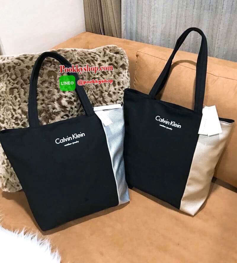 Calvin Klein Jeans Original Tote Bag กระเป๋าสะพายทรง Tote รุ่นแนะนำจาก Calvin Klein Jeans วัสดุ Canvas สีดำตัดด้วยหนังสังเคราะห์ด้านข้างดูมีดีเทล ด้านหน้ามีโลโก้ น้ำหนักเบา ใบใหญ่กำลังดี เปิดปิดด้วยซิปสะดวกใช้ หัวซิปแบรนด์ ภายในมีโลโก้และช่องซิป สามารถใส่