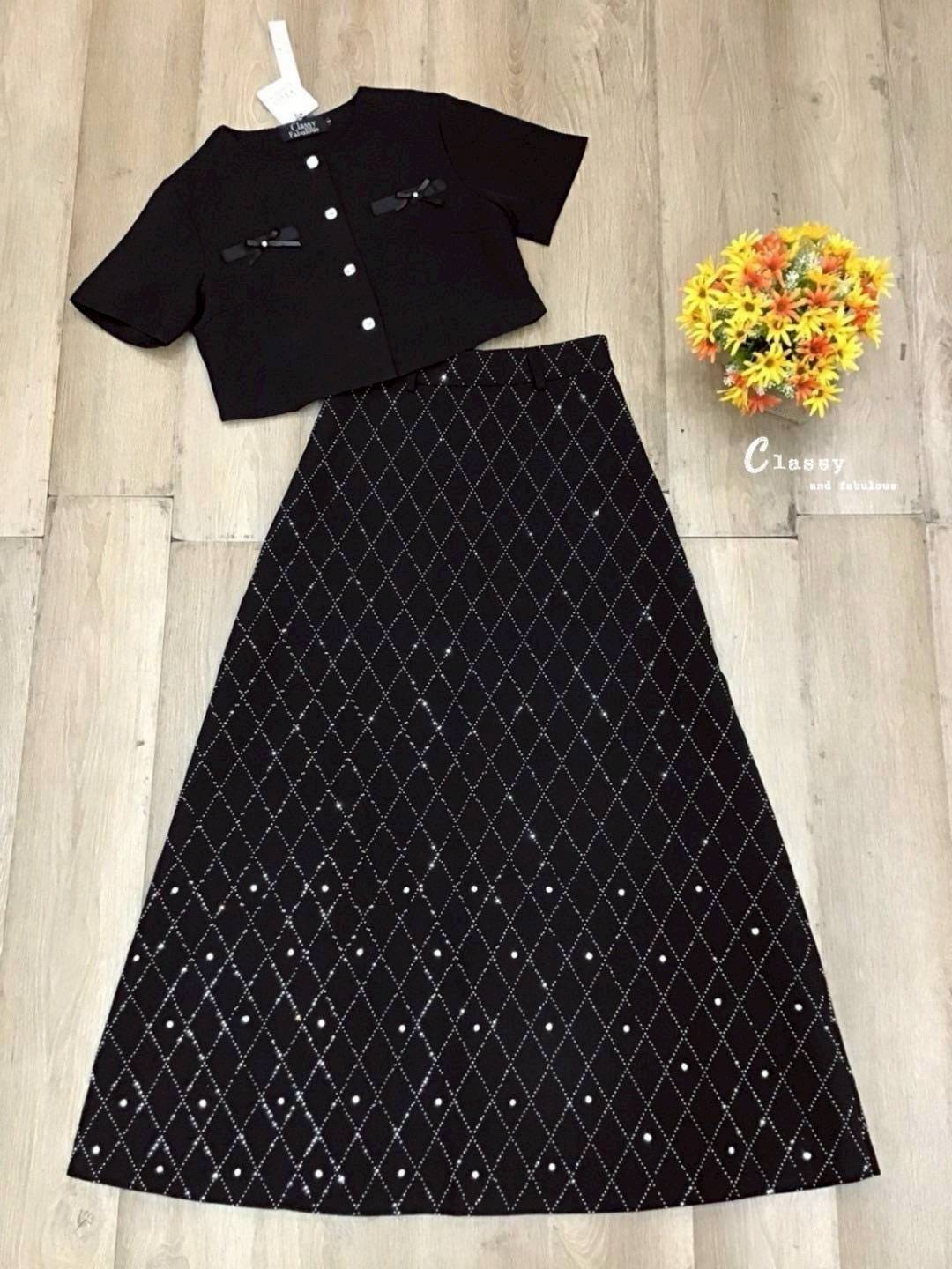 ชุดเซทแฟชั่น set เสื้อผ้าพื้นคอกลมแขนสั้นติดโบว์กระดุมเพชรด้านหน้า + กระโปรงยาวเพชร