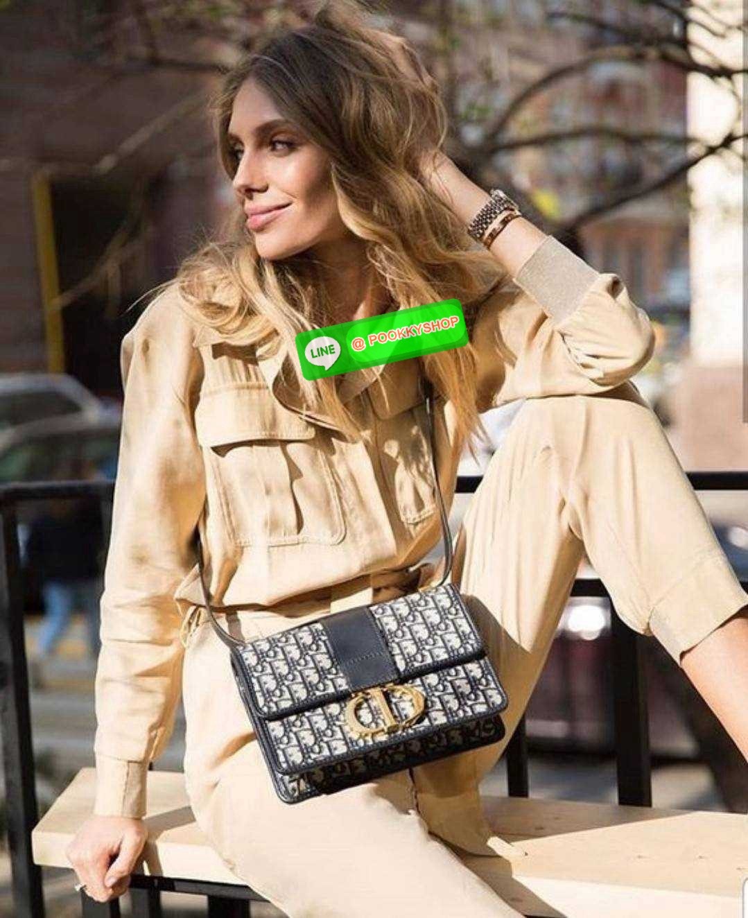 CD 30 MONTAIGNE BAG 🔆 Details กระเป๋าสะพายข้างสุดฮอต จากเคาน์เตอร์ dutyfree ที่สาวๆต้องไม่พลาด ทรงสวยมีกิมมิคในตัว ดูแพง ดีไซน์ย้อนยุคเป็นเอกลักษณ์ เปิด-ปิดด้วยอะไหล่กดล็อคแน่นหนา ใช้งานง่าย ด้านหลังมีช่องใส่ของจุกจิกได้ ภายในเป็นช่องโล่ง ใส่ของสำ