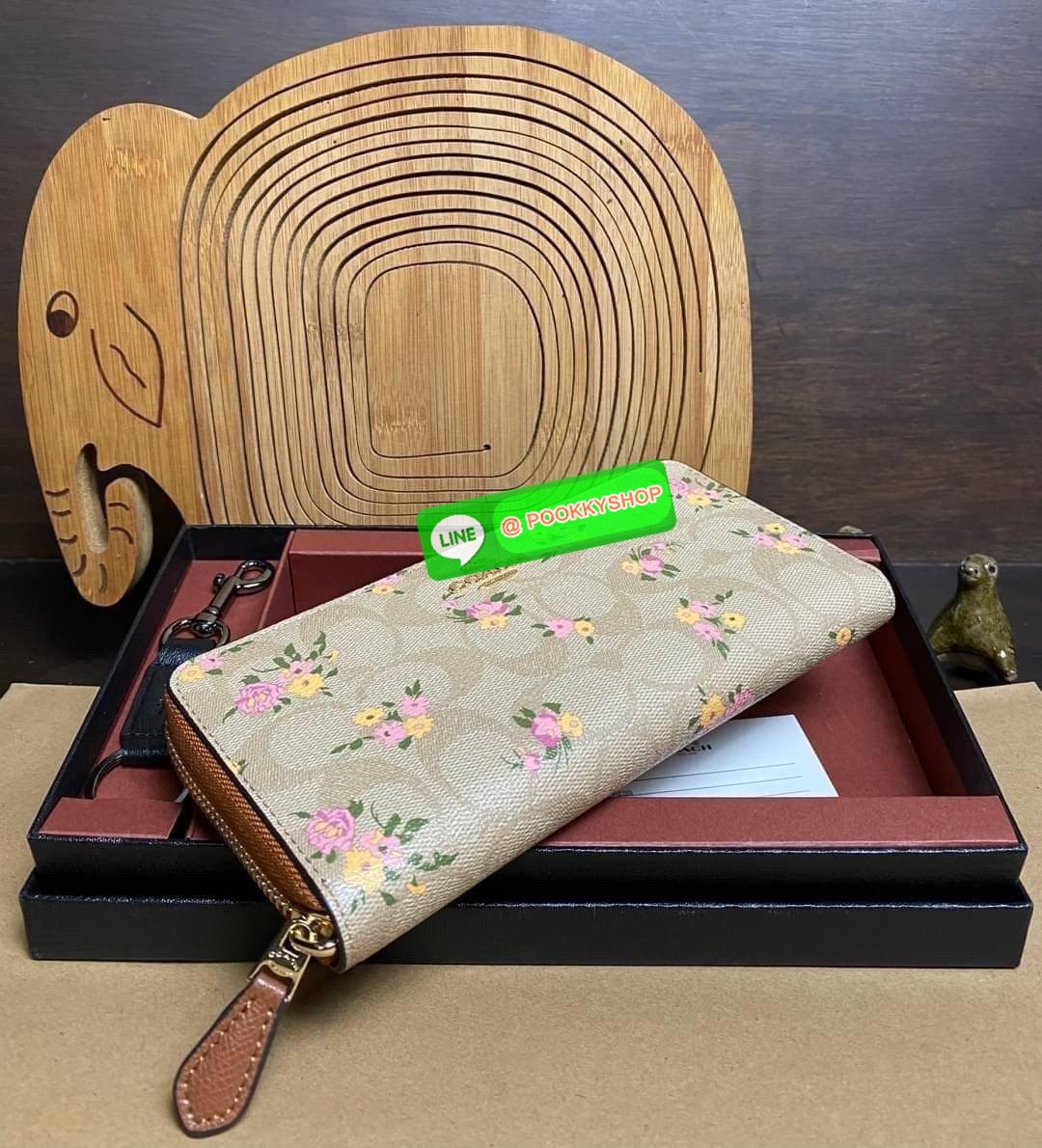 พร้อมส่ง 📌อุปกรณ์มาพร้อมกล่อง/แคร์การ์ด/ถุงกระดาษ/พวงกุญแจ COACH ACCORDION ZIP WALLET IN SIGNATURE CANVAS กระเป๋าสตางค์ใบยาว ซิปรอบ ใช้งานง่าย ด้วยฟังค์ชั้น ด้านใน ใส่บัตรได้จุใจ มีช่องซิปใส่เหรียญตรงกลาง โดนใจหลายๆคนไปเรียบร้อยและคลาสสิค เรียบหรู