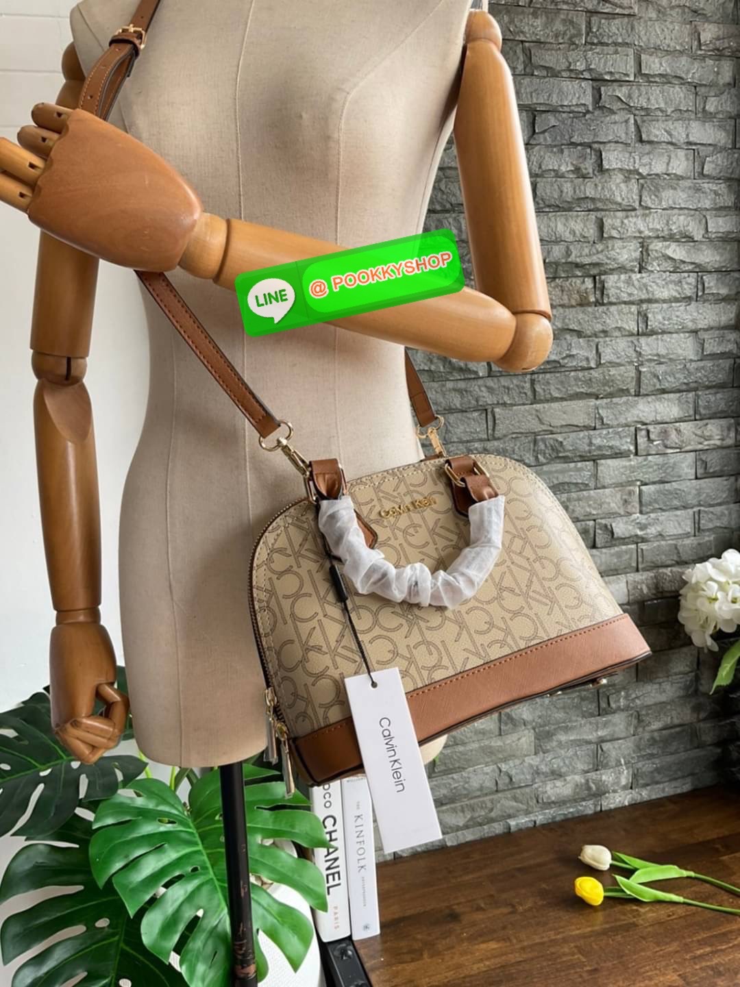 🚚 พร้อมส่ง 🚚 New arrival !! Calvin Klein Dome Mini Bag ( ขนาด 10” ) 💋สวยเก๋ ก่อนใครแน่นอนค่ะ ตามคำเรียกร้อง สวยหรูดูดีมาก สีสวยน่ารัก กระเป๋าสะพายแบบครอสบอดี้ ขนาดมินิ เป็นรุ่นที่ได้รับความนิยม แข็งแรงทนทาน จึงครองใจใครหลายคน วัสดุ