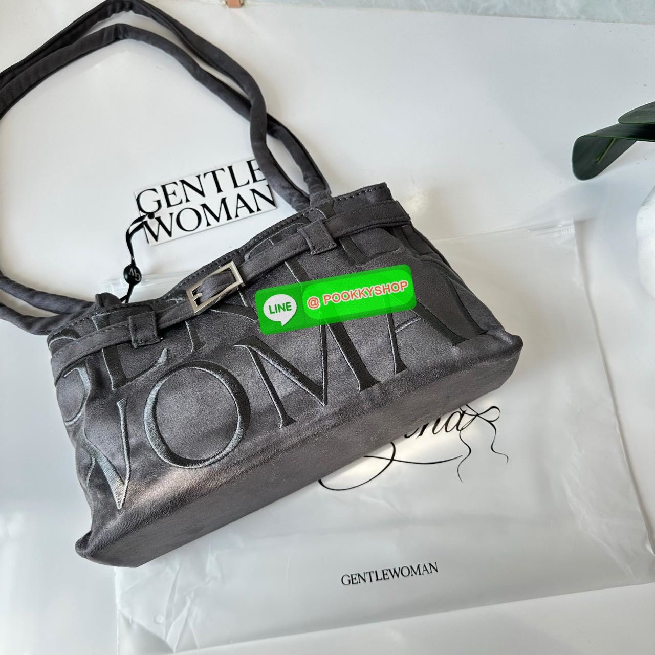 GENTLEWOMAN SUEDE BALLERINA BAG 🔖กระเป๋า Ballerina Bag ในวัสดุหนังกลับ (suede edition) พร้อมโลโก้ปักสีเดียวและรายละเอียดหัวเข็มขัด ทำให้ดูเก๋มีสไตล์โดดเด่น 🔖วัสดุ: หนังกลับ 🔖เปิด-ปิดแบบสแน๊บแม่เหล็ก ภายช่องโล่งกว้างจุของได้เยอะ