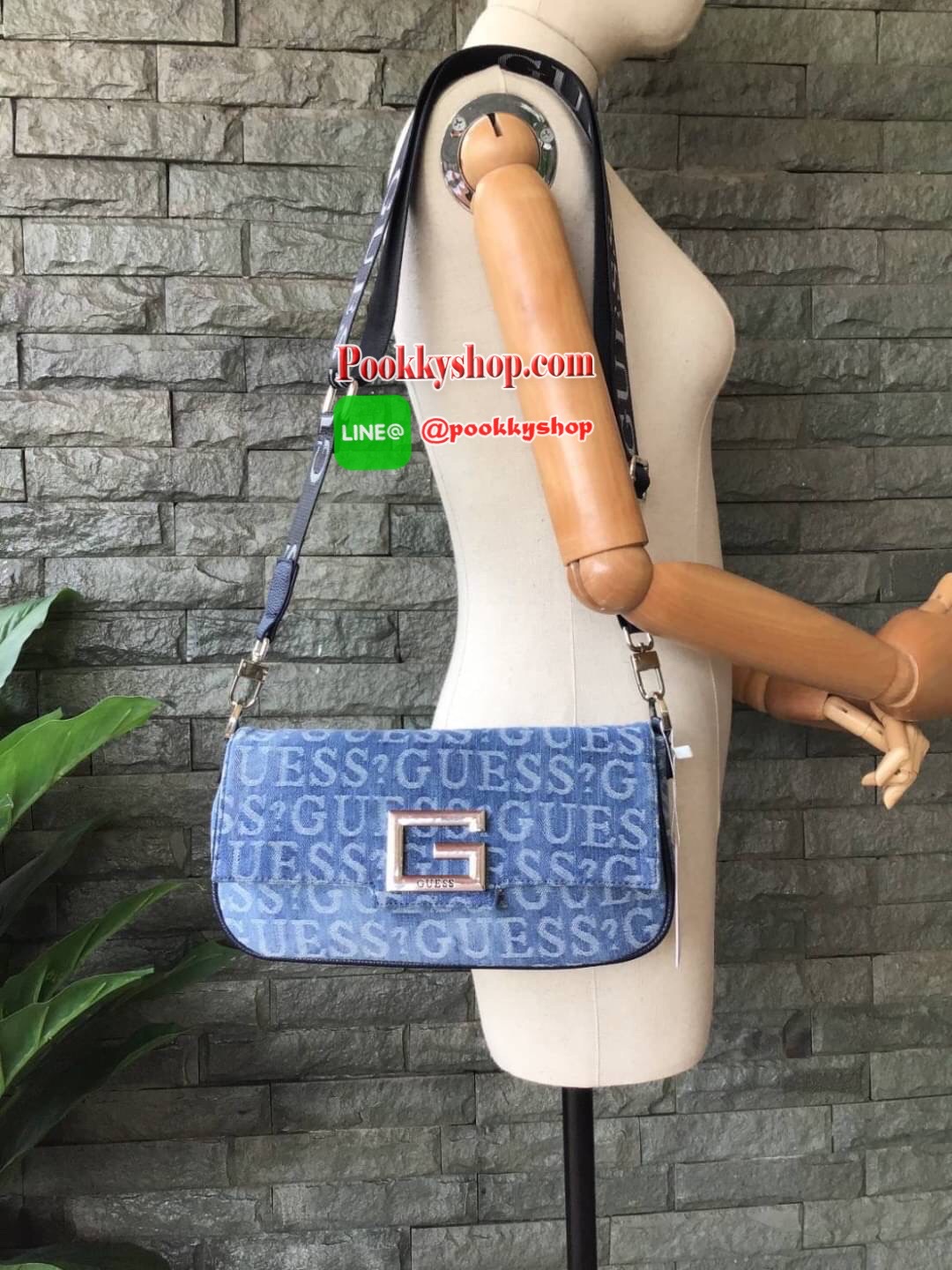 New Collection !! Guess Women’s Crossbody Bag รุ่นใหม่ชนช็อป!! กระเป๋าสะพายไหล่/สะพายข้าง/ถือเป็นคลัช มีดีเทลสวยเก๋!! วัสดุผ้ายีนส์ทอลายแบรนด์ ตัวกระเป๋าตัดขอบหนัง มาพร้อมสายหนังสะพายไหล่และสายสะพายยาวเลื่อนปรับได้ ด้านหน้าประดับโลโก้แบรนด์ มีหมุดรองฐาน4ม