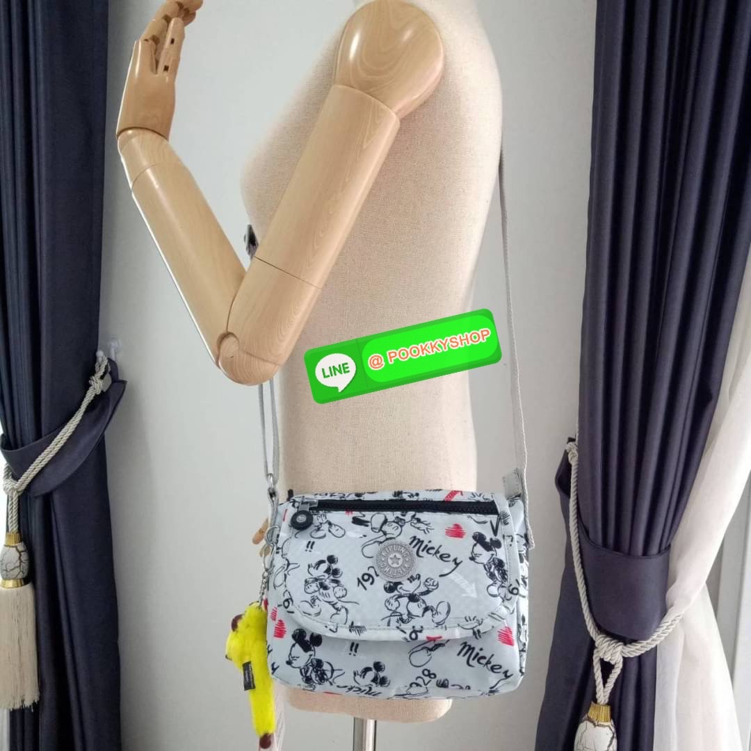 KIPLING SABIAN CROSSBODY MINI BAG กระเป๋าสะพายข้าง วัสดุ Nylon & Polyester 100% ขนาดเล็กกำลังน่ารัก เปิด-ปิดด้วยฝาปิดกระดุมแม่เหล็กและซิปแบรนด์ ด้านในทีแท็กแบรนด์